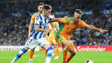 SAN SEBASTIAN, SPAIN - OCTOBER 30: Sergio Canales of Real Betis battles for possession with Robert Navarro of Real Sociedad during the LaLiga Santander match between Real Sociedad and Real Betis at Reale Arena on October 30, 2022 in San Sebastian, Spain. (Photo by Juan Manuel Serrano Arce/Getty Images)