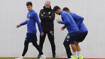 Guedes realiza un ejercicio durante el entrenamiento ante la mirada de Santi Mina.
