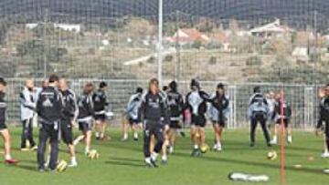<b>BUEN AMBIENTE. </b>La plantilla del Real Madrid está contenta, prueba de ello son las bromas que Figo estuvo gastando ayer a sus compañeros.