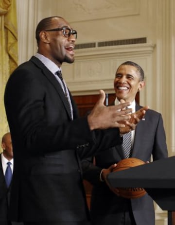Barack Obama con LeBron James en la recepción del Presidente a los jugadores de Miami Heat campeones de la NBA de 2012.