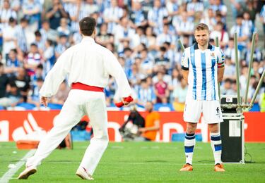 La Real Sociedad despidió este domingo a lo grande a Asier Illarramendi. El capitán deja la Real tras haber disputado 252 partidos oficiales, en los que anotó 11 goles y brindó 17 asistencias. 