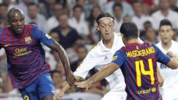 <b>UNA DEFENSA QUE HIZO AGUAS. </b>Abidal y Mascherano fueron los centrales del Barcelona en el Bernabéu, pero su actuación no convenció. El Barça echó mucho de menos a Piqué, especialmente cuando tuvo que sacar el balón jugado desde atrás. En esas ocasiones, Abidal era un flan, asedidado por la presión de los atacantes del Madrid. La defensa barcelonista mejoró cuando Piqué entró por Adriano y Abidal se desplazó al lateral zurdo, su lugar natural.