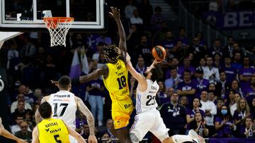 Sergio Llull encara la canasta del Gran Canaria y la defensa de Khalifa Diop.