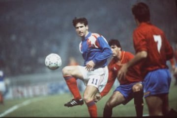 En 1994 fue nombrado capitán de la Selección Francesa de fútbol, aunque nunca destacó con los 'bleus'.  En 1995 dejó de ser convocado debido a la presión popular después del incidente de la patada a un seguidor. 