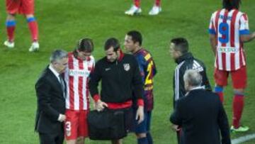 Filipe Luis se retira lesionado en el partido del Camp Nou.