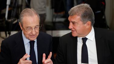MADRID, 16/12/2022.- El presidente del Real Madrid Club de Fútbol, Florentino Pérez (i), conversa con el presidente del Fútbol Club Barcelona, Joan Laporta.