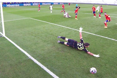 1-1. El jugador del Chelsea, recibe sólo cerca de la media luna del área española, dispara con la pierna izquierda, al palo derecho de Unai Simón para anotar el primer tanto del conjunto inglés.