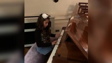 La hija de Suárez emociona a su padre a ritmo de Aladdín al piano