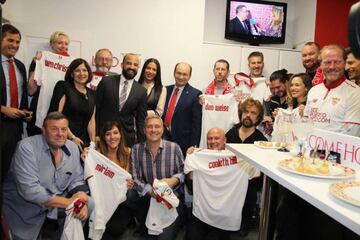 El 6 de noviembre de 2016 el Sevilla FC invitó al reparto de la serie, que estaba rodando en la ciudad hispalense, al partido de Liga contra el FC Barcelona. Peter DInklage, Emilia Clarke fueron los más animados en el palco hispalense. Aquel partido lo ganó el Barcelona por 1-2.