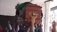 La barra de Chicago, velando a un hincha con su ataúd en el Estadio