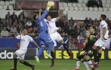 Grzegorz Krychowiak y el portero Yann Sommer.