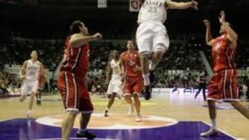 <b>AL GALOPE. </b>Sergio Llull entra a canasta con Pocius, Carroll e Ibaka preparados para el rebote de ataque, que hizo mucho daño al CAI.
