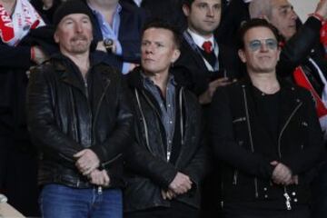 Los miembros de la banda irlandesa U2, The Edge, Larry Mullen Jr. y Bono, asistieron al partido.