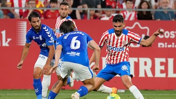 GIRONA, 11/06/2022.- El centrocampista del Girona Iv¨¢n Mart¨ªn (d) juega un bal¨®n ante Alexandre Corredera, del Tenerife, durante el partido de ida de la final de ascenso a LaLiga Santander disputado este s¨¢bado en el Estadio de Montilivi, en Girona. EFE/David Borrat