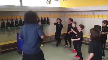 Marcelo hace el reto de los toques de cabeza con el equipo de su hijo... ¡y se vuelve loco!