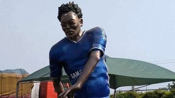 The life-size tribute of Micheal Essien in Ghana was produced by an anonymous artist. We can understand why he wanted to stay anonymous.