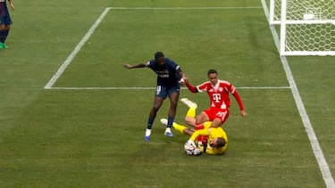 La secuencia es terrorífica. El jugador alemán intentaba proteger el balón cuando Donnarumma, arrastrando, ha aprisionado la pierna del jugador bajo su cuerpo. Podría ser una fractura de tibia y peroné o una luxación grave de tobillo.