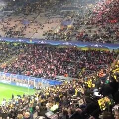 Ejemplar la afición del Mónaco: cánticos de apoyo al Dortmund