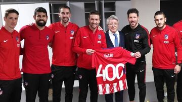 Varios compañeros de Gabi, Cerezo y Simeone, con la camiseta de Gabi y su partido 400.