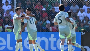 Mexico's forward #17 German Berterame celebrates with teammates after scoring his team's first goal during the international friendly football match between Bolivia and Mexico at the Ramon Aguilera Costa Stadium in Santa Cruz de la Sierra, Bolivia on January 25, 2026. (Photo by Aizar RALDES / AFP)