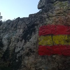 Destrozan pinturas rupestres en Ciudad Real tras pintar una enorme bandera de España