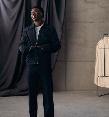 Vinicius posa con el nuevo traje de viaje. 