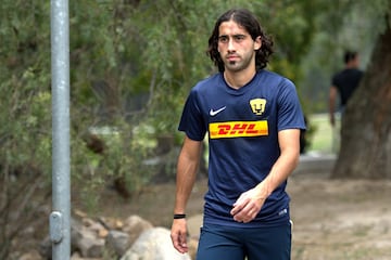 A unos días de arrancar el torneo y después de haber sido registrado con los Pumas, el club anunció sorpresivamente que el uruguayo se iriía al Al Hilal de Arabia Saudita, concluyendo una etapa de 3 años con los auriazules.