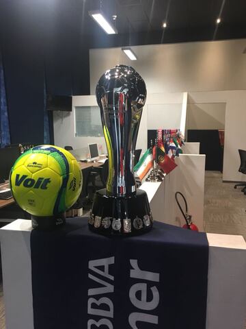 El trofeo que estará en manos de Toluca o Santos el próximo domingo visitó la redacción de As México, horas antes de que se lleve la Gran Final de ida.