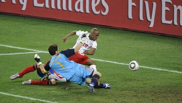 Gelson Fernandes bate a Casillas en el debut de España en el Mundial de Sudáfrica.