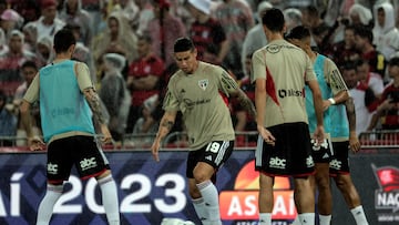 AME520. RÍO DE JANEIRO (BRASIL), 13/08/2023.- James Rodríguez del Sao Paulo calienta hoy previo al partido contra el Flamengo por el Campeonato Brasileño de Serie A, en el estadio de Maracaná en Río de Janeiro (Brasil). EFE/ Antonio Lacerda