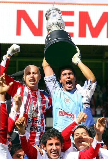 FUTBOL MEXICANO APERTURA 2006
MEXSPORT DIGITAL IMAGE
10 December 2006:  Action photo of Oswaldo Sanchez of Chivas, celebrating with the champiosn trophy during game 2 of the final of the Torneo de Apertura 2006./ Foto de accion de Oswaldo Sanchez de Chivas celebrando con el trofeo de campeones durante juego 2 de la final de la liguilla del Torneo Apertura 2006. MEXSPORT/OMAR MARTINEZ