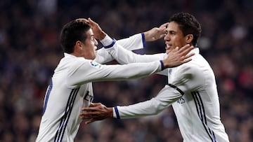 GRA286. MADRID, 04/01/2017.- El defensa francés del Real Madrid, Raphaël Varane (d) celebra con su compañero, James Rodríguez (i) su tanto de cabeza ante el Sevilla durante el partido de ida de octavos de final de la Copa del Rey