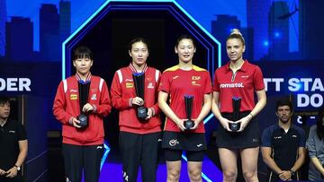 María Xiao y Adina Diaconu junto a sus contrincantes alzando los trofeos.