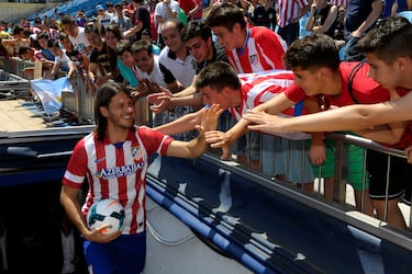 Tras finalizar contrato con el Málaga, firmó con los rojiblancos en julio de 2013, pero nunca llegó a debutar, porque en septiembre de ese mismo año puso rumbo al Manchester City por 5 millones de euros.