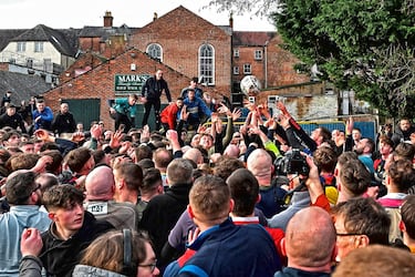 Esta caótica imagen corresponde al Royal Shrovetide, un tradicional partido de fútbol medieval que se celebra anualmente en Ashbourne (Inglaterra). Coincidiendo con el martes de carnaval, enfrenta a dos grandes equipos locales (Up’ards contra Down’ards).  El partido dura hasta 8 horas y abarca todo el pueblo y alrededores, con porterías situadas a 5 km.