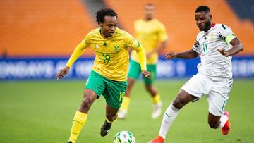 South Africa&#039;s Percy Tau (L) vies for the ball with GhanaxD5s Wakaso Mubarak (R) during the 2022 African Cup of Nations (AFCON) qualifying match between South Africa and Ghana at FNB Stadium in Johannesburg on March 25, 2021. (Photo by Phill Magakoe 