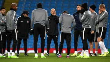 Leonardo Jardim, entrenador del Mónaco, habla con sus jugadores en un entrenamiento previo al partido contra el Manchester City.