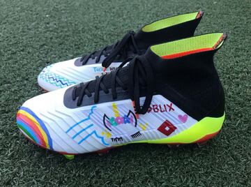 Los Red Bulls jugarán con botines diseñados por niños con cáncer