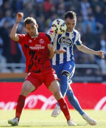 Lucas Pérez pelea un balón con Fernando Navarro.
