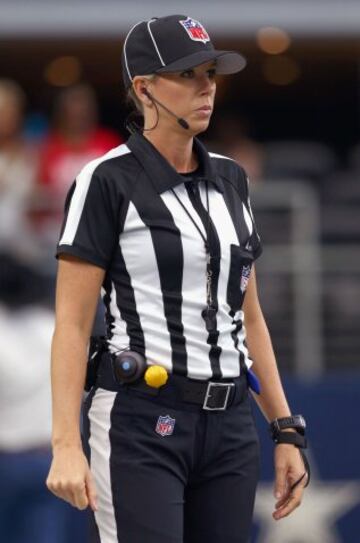 La juez de línea Sarah Thomas, durante el partido entre Atlanta Falcons y Dallas Cowboys.