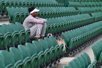 Venus Williams se sienta en la pista.