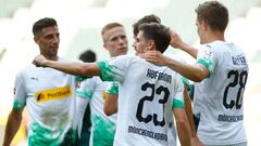 Los jugadores del Gladbach felicitan a Hofmann tras el primer gol.