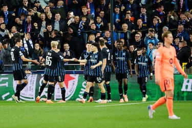 El Brujas comienza comiéndose al Barcelona. Balón a la espalda de la zaga azulgrana que encuentra la carrera de Forbs, que llegó hasta el lateral del área, donde puso el pase de la muerte que solamente tuvo que empujar Tresoldi. Se viene abajo el Jan Breydel Stadion.