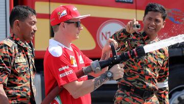 Kimi Raikkonen, bombero en Malasia. 