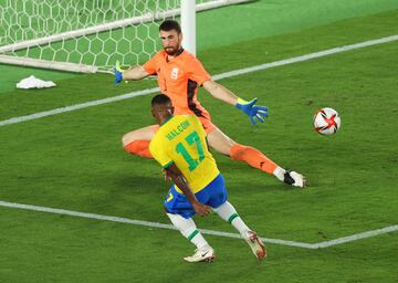 Malcom marca el definitivo 2-1 para Brasil. 