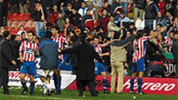 <B>TENDRÁN QUE EMIGRAR</B>. La afición sportinguista tendrá que seguir fuera de El Molinón un partido que se jugaría en casa.