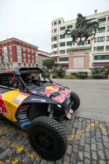 La ganadora del Rally Dakar 2024, Cristina Gutiérrez, realiza un circuito urbano por las calles de Burgos.