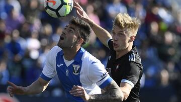 Diego Rico pelea un bal&oacute;n con Wass durante el partido de Liga Santander entre Legan&eacute;s y Celta.