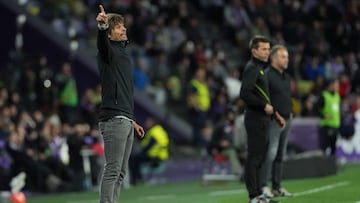 Valladolid's Spanish coach Alvaro Rubio (L) gestures during the Spanish league football match between Real Valladolid FC and FC Barcelona at the Jose Zorrilla stadium in Valladolid on May 3, 2025. (Photo by Cesar Manso / AFP)