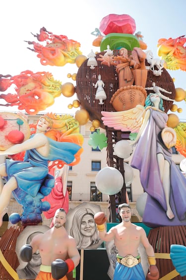 Las fallas visten las calles de Alicante. 